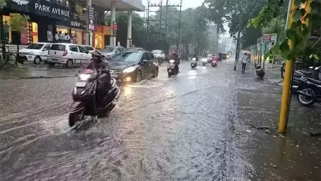 मुंबई पानी-पानी भारी बारिश से जनजीवन अस्त-व्यस्त, मध्य रेलवे की लोकल सेवा प्रभावित