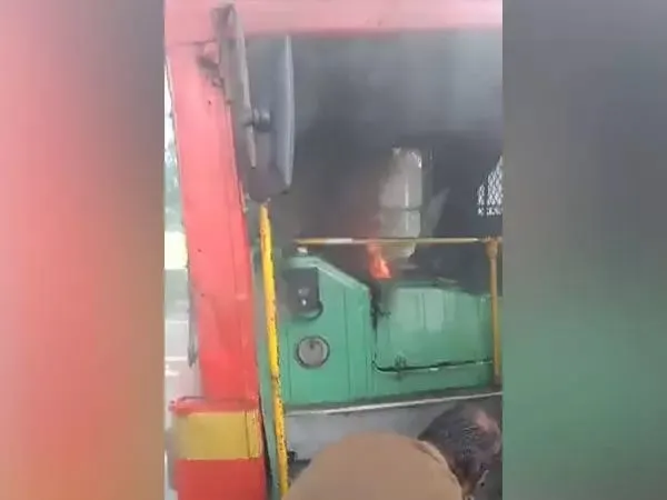 ठाणे में बस में लगी आग, सभी लोग बिना किसी चोट के लगभग 50 यात्री बाल-बाल बच गए