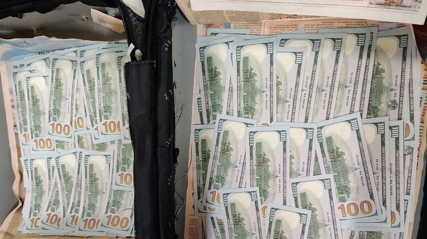 एआईयू ने 1.15 करोड़ रुपये मूल्य के अमेरिकी डॉलर की तस्करी के प्रयास के आरोप में मुंबई हवाई अड्डे पर दो विदेशियों को गिरफ्तार किया