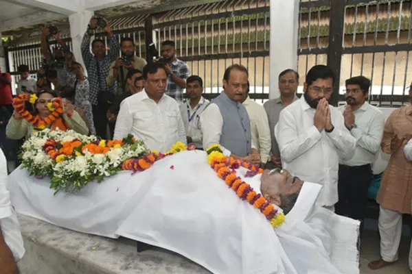 मुख्यमंत्री एकनाथ शिंदे, उपमुख्यमंत्री अजीत पवार ने नितिन चंद्रकांत देसाई को श्रद्धांजलि दी