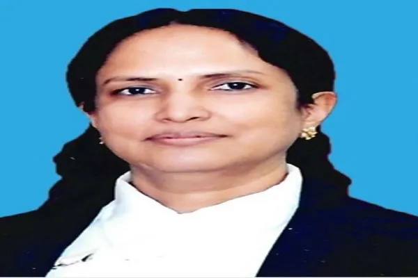 बॉम्बे हाई कोर्ट (नागपुर बेंच) की पूर्व अतिरिक्त न्यायाधीश न्यायमूर्ति पुष्पा गनेडीवाला ने न्यायाधीश के लिए लागू पेंशन की मांग करते दायर की याचिका