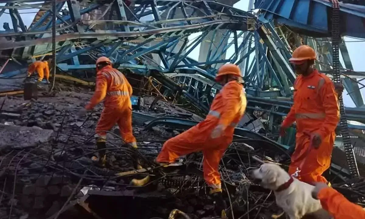 महाराष्ट्र में समृद्धि एक्सप्रेस-वे पर हुए दर्दनाक हादसे में 17 मजदूरों की मौत