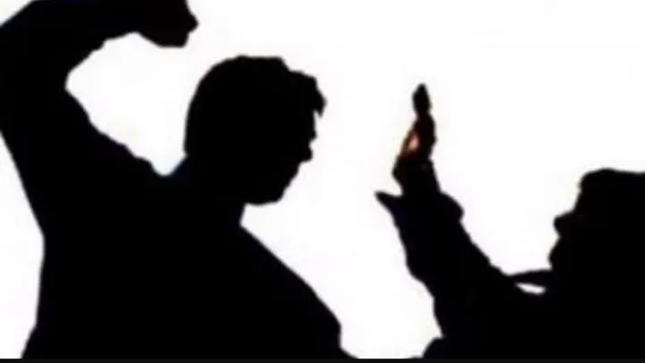 जुहू में अज्ञात लोगों ने 2 लोगों पर लोहे की जंजीरों से हमला किया; मामला दर्ज