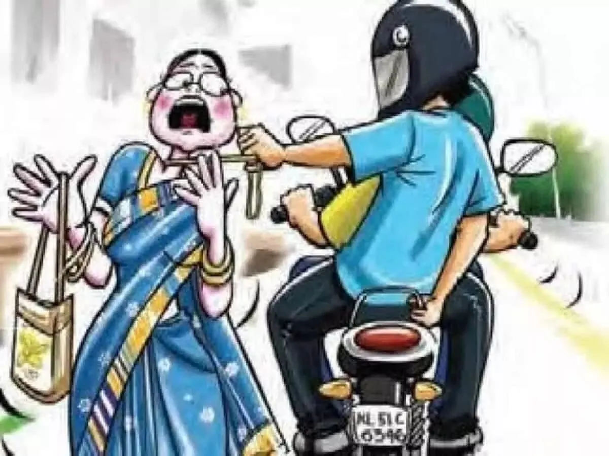 बदलापुर हाउसिंग सोसाइटी के अंदर 2 बाइकर्स ने महिला से सोने की चेन लूटी