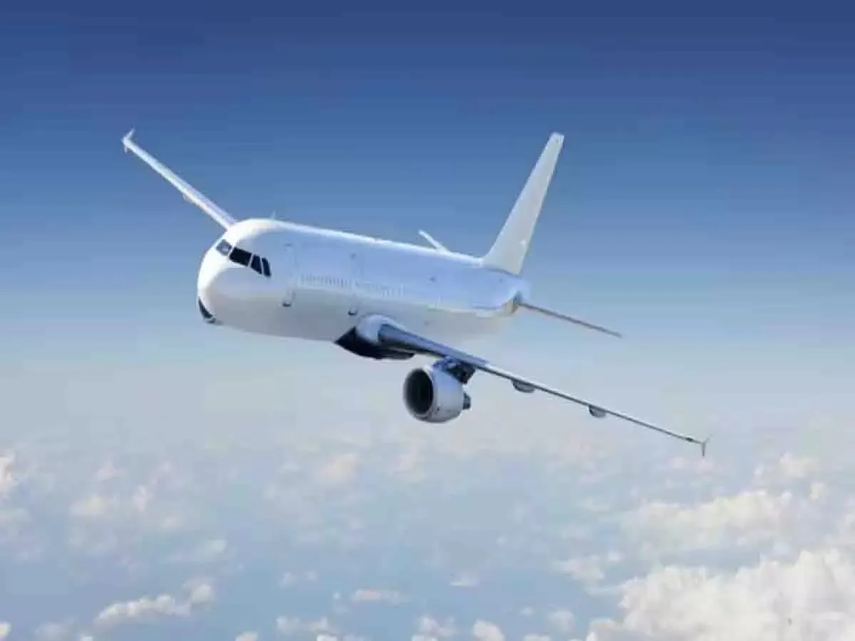 दिल्ली से पुणे जा रही फ्लाइट में बम होने की खबर से मची खलबली