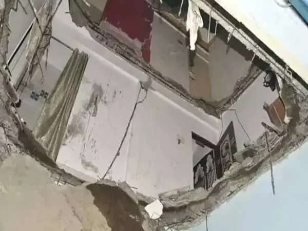 नवी मुंबई के नेरुल इलाके में इमारत की छत का हिस्सा गिरा, दो लोगों की मौत