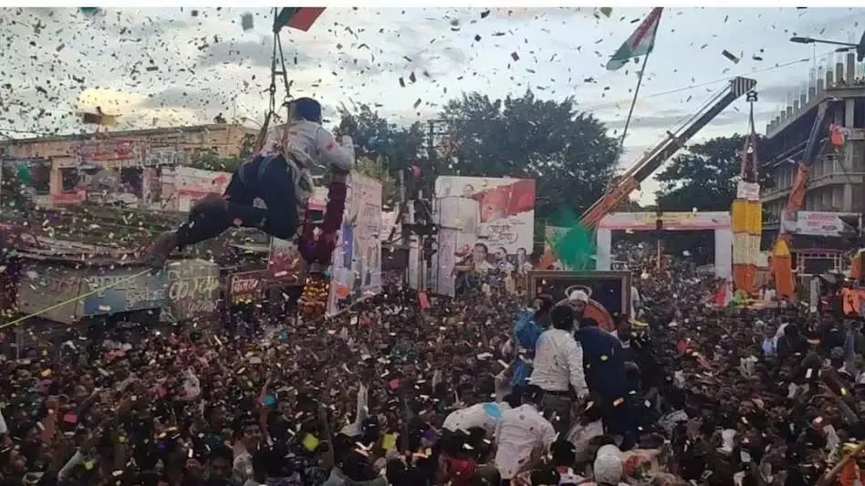 उपमुख्यमंत्री अजित पवार को पुष्पमाला पहनाने के लिए 50 फीट की ऊंचाई पर लटकता रहा जीता मंत्री जी का दिल