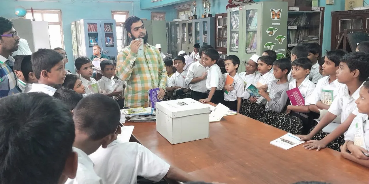 रईस हाई स्कूल के छात्रों में पुस्तक वाचन को बढ़ावा देने का सराहनीय प्रयास