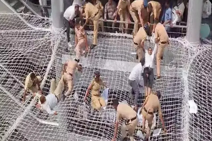 भूमि अधिग्रहण के पैसे को लेकर महाराष्ट्र के किसानों ने राज्य सरकार के कार्यालय पर धावा बोल दिया