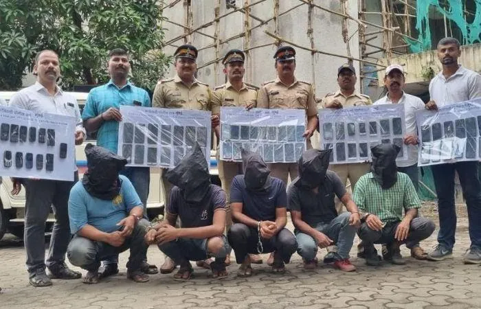 कांदिवली पुलिस ने मोबाइल फोन चोरी गिरोह का भंडाफोड़ किया: 5 गिरफ्तार, चोरी के 74 फोन जब्त