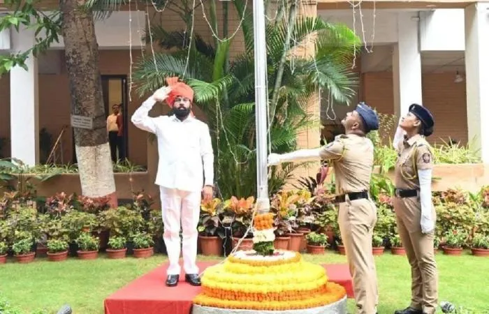 देश के 77वें स्वतंत्रता दिवस पर मुख्यमंत्री एकनाथ शिंदे ने अपने आवास पर झंडा फहराया