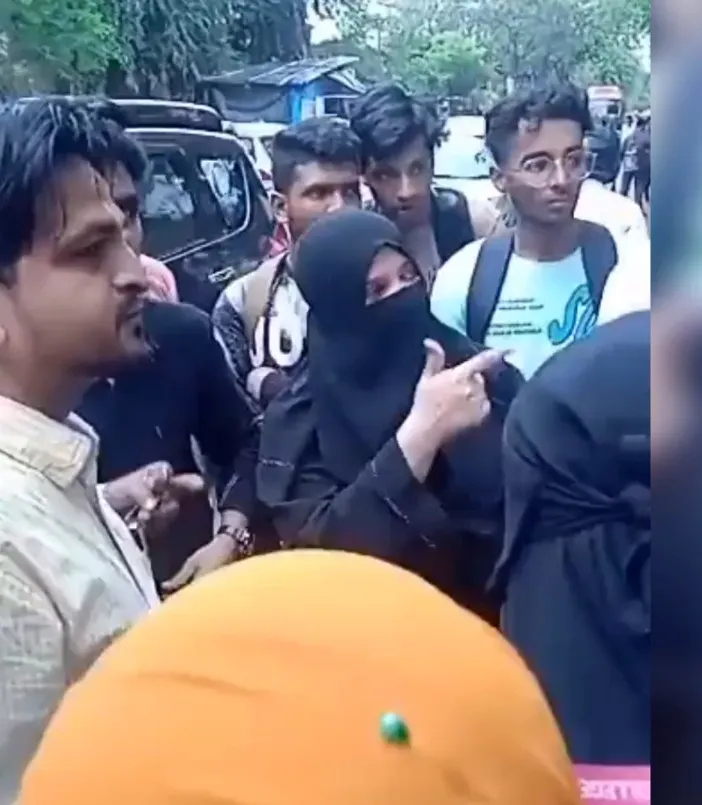 चेंबूर के आचार्य कॉलेज में बुर्का पहने मुस्लिम छात्रों को प्रवेश से रोक दिया गया