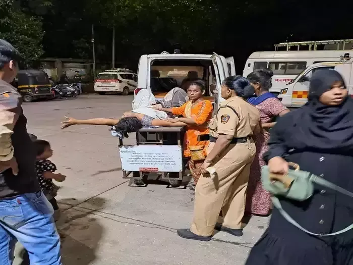 कल्याण में महिला को प्रसव पीड़ा शुरू हो जाती है, पुलिस द्वारा अस्पताल ले जाया गया