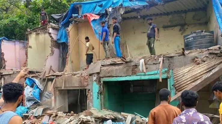 बीएमसी ने सड़कों के विस्तार और यातायात की भीड़ को कम करने के लिए भांडुप क्षेत्र में 64 संरचनाओं  को ध्वस्त कर दिया