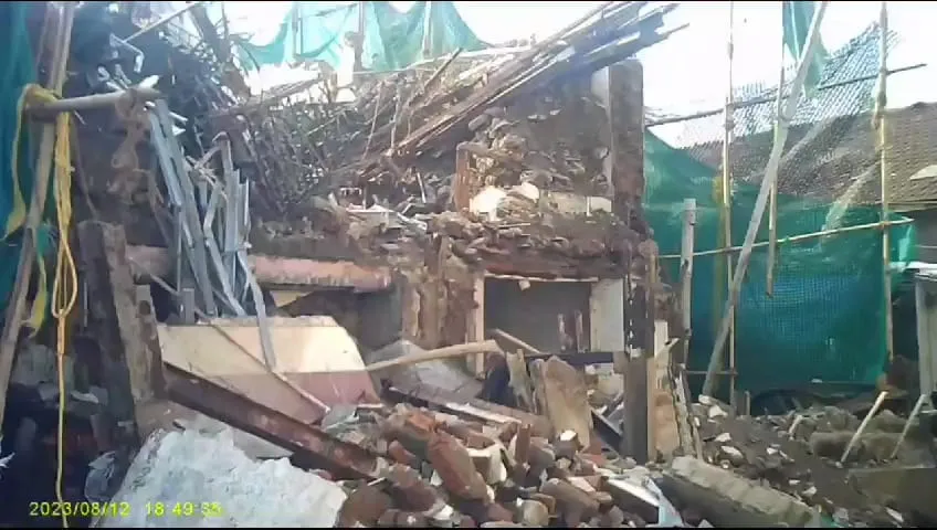 कुर्ला के माइकल चॉल समी बिल्डिंग की दीवार गिरी 4 से 5 लोग हुवे जख्मी  कॉट्रेक्टर शफात चौधरी की ला परवाही से हुवा ये हादसा