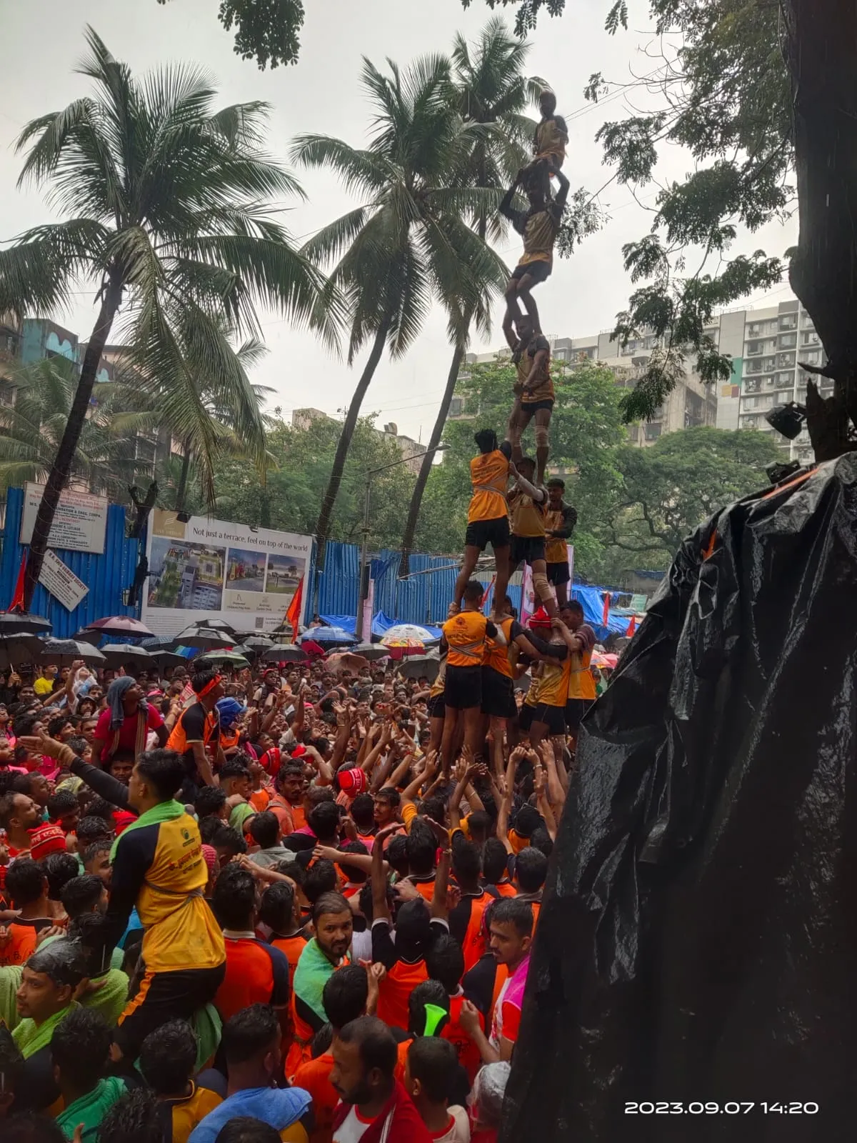 शिंदे गुट विधायक मंगेश कुडालकर ने किया दही हंडी का अयोजन 