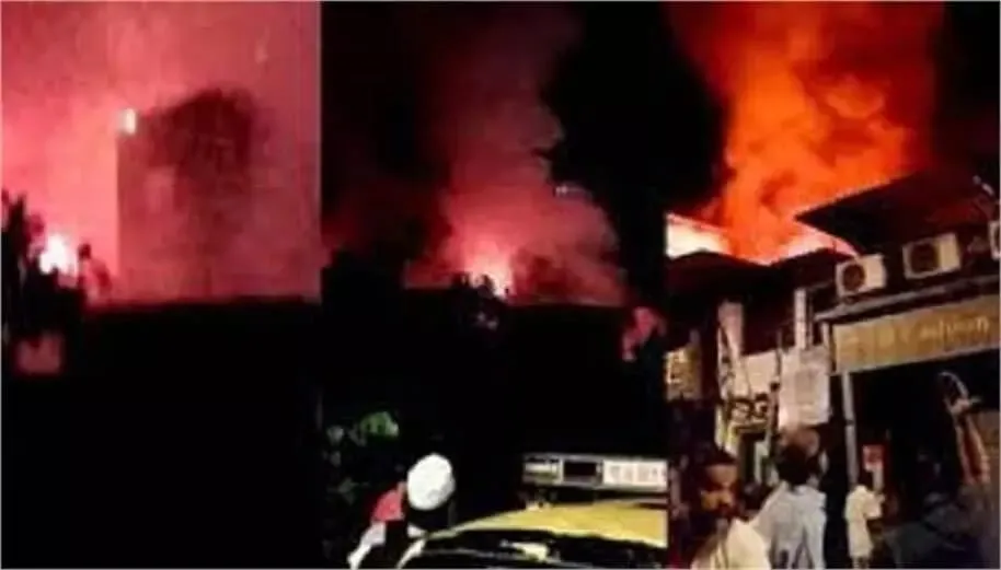 मुंबई के कुर्ला पूर्व के कुरेशी नगर में एक झुग्गी बस्ती में लगी आग, दमकल की गाड़ियां मौके पर पहुंची