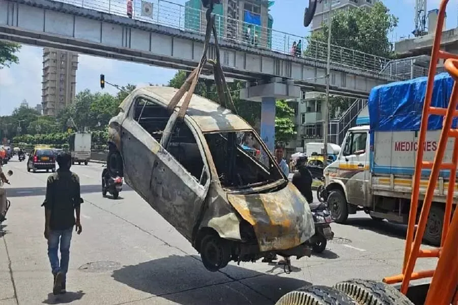 सायन अस्पताल के पास दुर्घटना के कारण कार में आग लगने से 2 की मौत