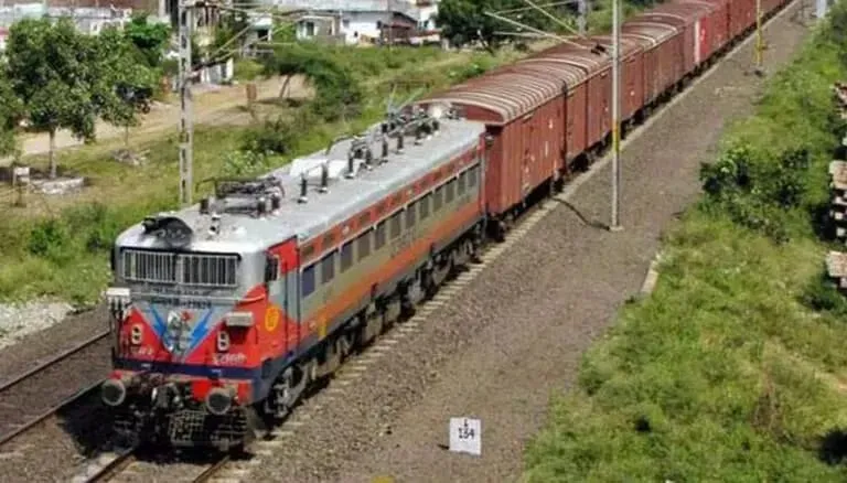 मालगाड़ी का इंजन फेल होने से मुंबई उपनगरीय खंड पर यातायात रुका