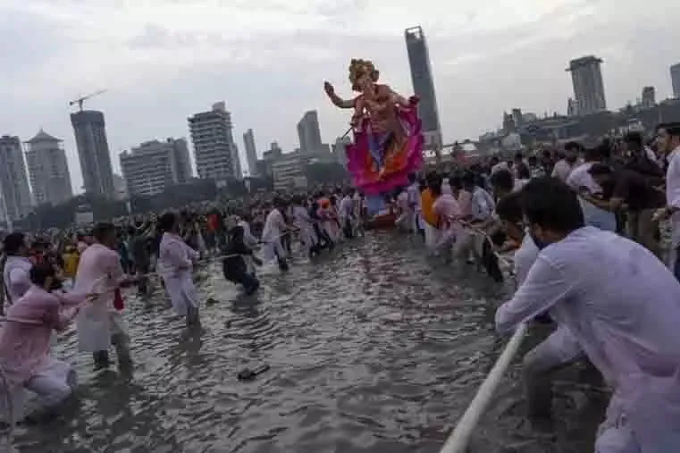 महाराष्ट्र में भक्तों ने गणपति बप्पा को दी विदाई