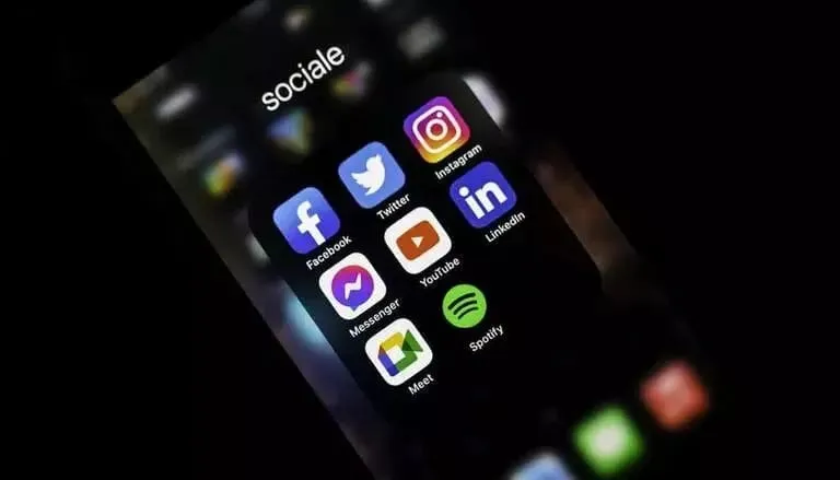 बॉम्बे हाई कोर्ट के जज ने कहा, सोशल मीडिया 'सामूहिक ध्यान भटकाने का हथियार' बन गया