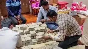 कर्नाटक में 17 सरकारी अफसरों पर लोकायुक्त अधिकारियों की कार्रवाई... आय से अधिक संपत्ति मामले में 70 ठिकानों पर की छापेमारी !