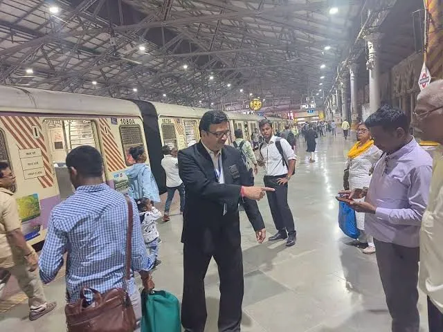 बड़े पैमाने पर टिकट चेकिंग अभियान से हिला दादर स्टेशन, 4.2 लाख की ऐतिहासिक वसूली