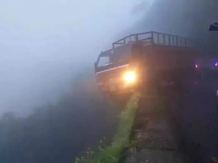 एक गलती और आधा ट्रक हवा में, ड्राइवर-क्लीनर की जान सांसत में, करुल घाट में टेम्पो जानलेवा हादसा