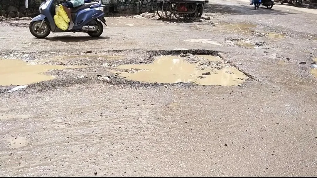 भिवंडी में खराब सड़कें बन रही विवाद का कारण,रोजाना घट रही घटनाएं