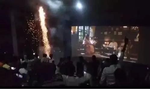 मालेगांव में सिनेमा हॉल में शाहरुख खान के फैंस ने फोड़े पटाखे, मची अफरा-तफरी