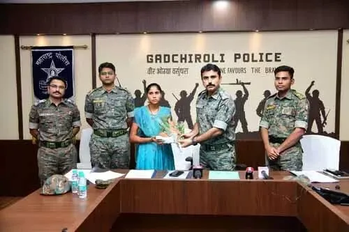 छत्तीसगढ़ की खूंखार महिला नक्सली ने महाराष्ट्र पुलिस के सामने आत्मसमर्पण किया