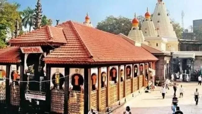 कोल्हापुर महालक्ष्मी मंदिर के बाहर निजी जूते-चप्पल की दुकानें तोड़े जाने के बाद विवाद खड़ा हो गया