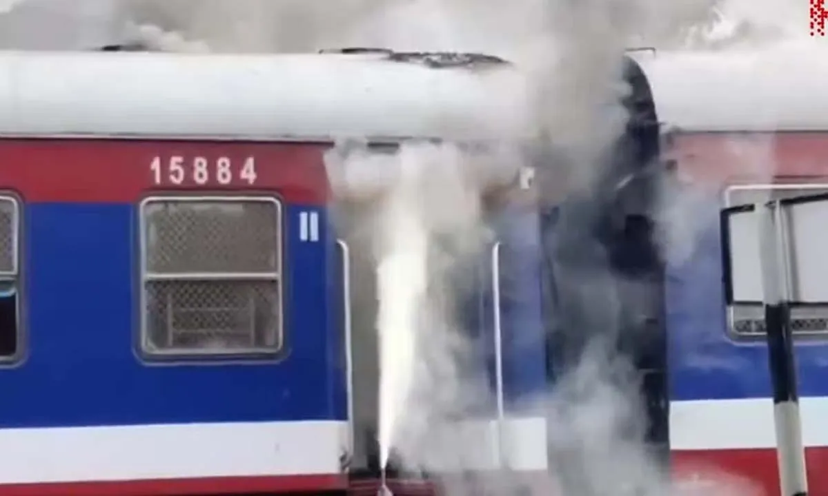 अहमदनगर में यात्री ट्रेन के पांच डिब्बों में आग लगी