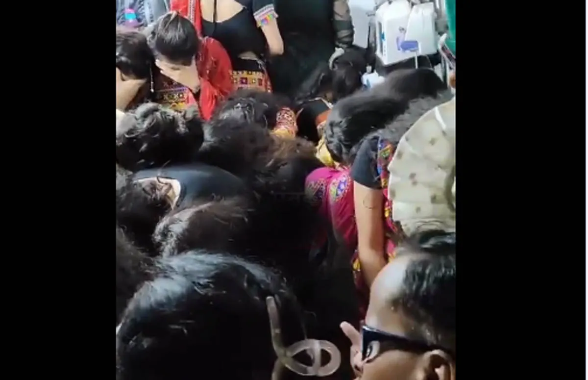 एम्बुलेंस में पकड़े गए 25 डॉक्टर, 100 की स्पीड में जा रहे थे गरबा खेलने  