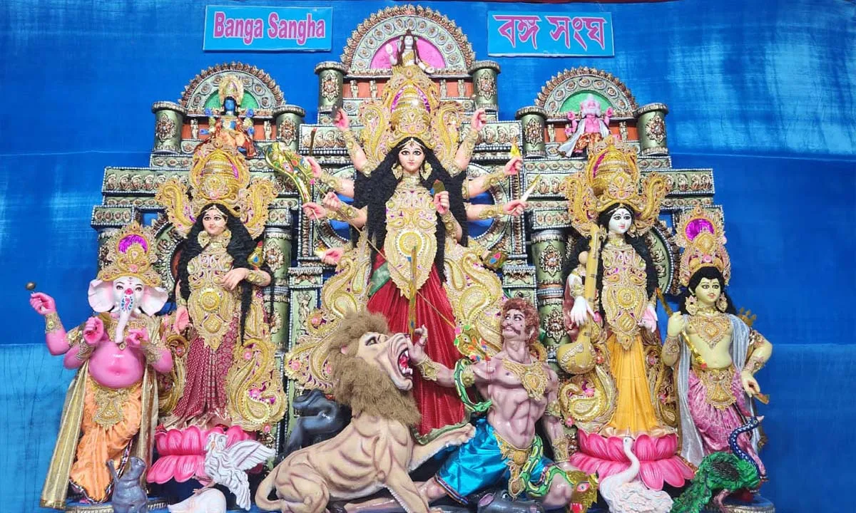 दुर्गा पूजा उत्सव के लिए बंगाल की राजसी दिव्यता का पुनः निर्माण