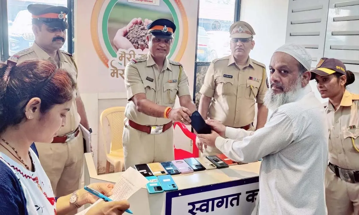 देवनार पुलिस ने 25 गुम हुए मोबाइल फोन बरामद किए, उन्हें उनके मालिकों को लौटाया