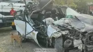 कार की ट्रक से हुई टक्कर, हादसे में 1 व्यक्ति की मौत और 2 लोग घायल