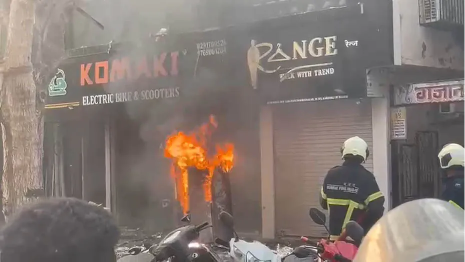 कांदिवली मेट्रो रेलवे स्टेशन के पास स्कूटर शोरूम में भीषण आग कई ई-स्कूटर जलकर खाक...