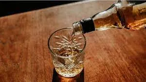 सरकार लेने वाली है बड़ा फैसला... महाराष्ट्र में बार, रेस्टोरेंट में बैठकर शराब पीना होगा सस्ता! 