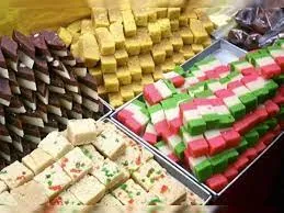 त्योहार को लेकर बाजार भी गुलजार... दूध व चीनी के दाम बढ़ने से मिठाई की कीमतों में भी इजाफा