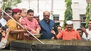 केंद्रीय मंत्री नितिन गडकरी ने 7800 किलो खिचड़ी में डाला मसाला और धनिया पत्ती... 50 हजार लोग करेंगे भोजन