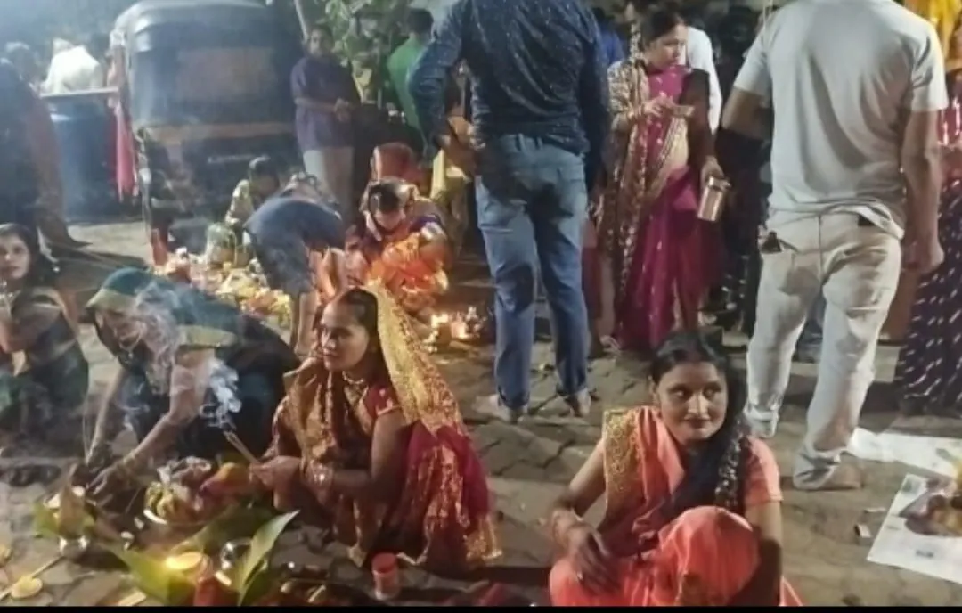 पति की लंबी उम्र की कामना हेतु सुहागिन महिलाओ ने रखा करवा चौथ का व्रत