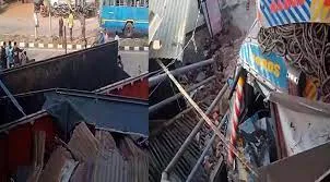 गढ़चिरौली में संतुलन बिगड़ने से ट्रक अनियंत्रित होकर सीधे होंडा शोरूम में घुस गया और भयानक हादसा हो गया... सौभाग्य से, कोई हताहत नहीं हुआ