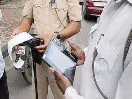 सर्विस रोड पर वाहनों की अवैध पार्किंग करना पड़ा महंगा...  ठाणे ट्रैफिक पुलिस ने वाहन चालकों पर की कार्रवाई !