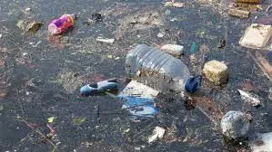 भिवंडी के मुख्य सड़क पर बह रहा शौचालय का गंदा पानी... दुर्गंध से नागरिक बीमार हैं