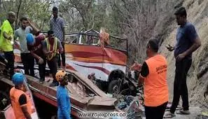 दर्दनाक हादसा- बस पलटने से दो लोगों की मौत, 50 से अधिक घायल