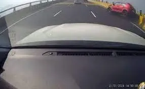 नवी मुंबई के अटल सेतु पर अनियंत्रित हुई तेज रफ्तार कार... रेलिंग से टकराई, कई बार पलटी