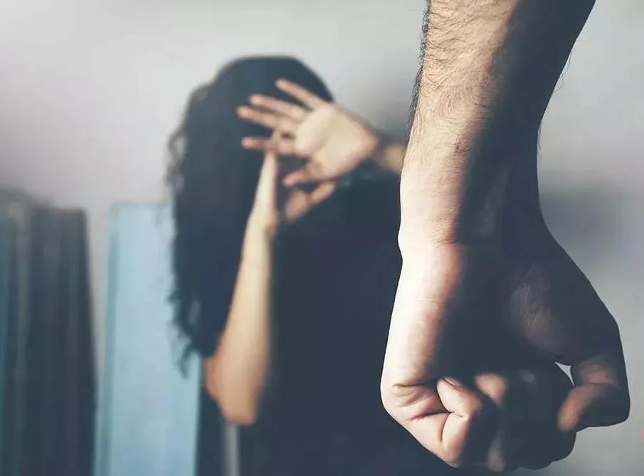 ठाणे जिले में सरकारी कन्या हॉस्टल में हैवानियत... 2 कर्मियों ने लड़की को पीटा, मामला दर्ज