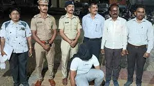 फर्जी पुलिस का पर्दाफाश... बहन को परीक्षा में कराने आया था नकल