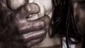 22 वर्षीय लड़की को प्राइवेट वीडियो वायरल करने की धमकी देकर कई बार किया बलात्कार... 